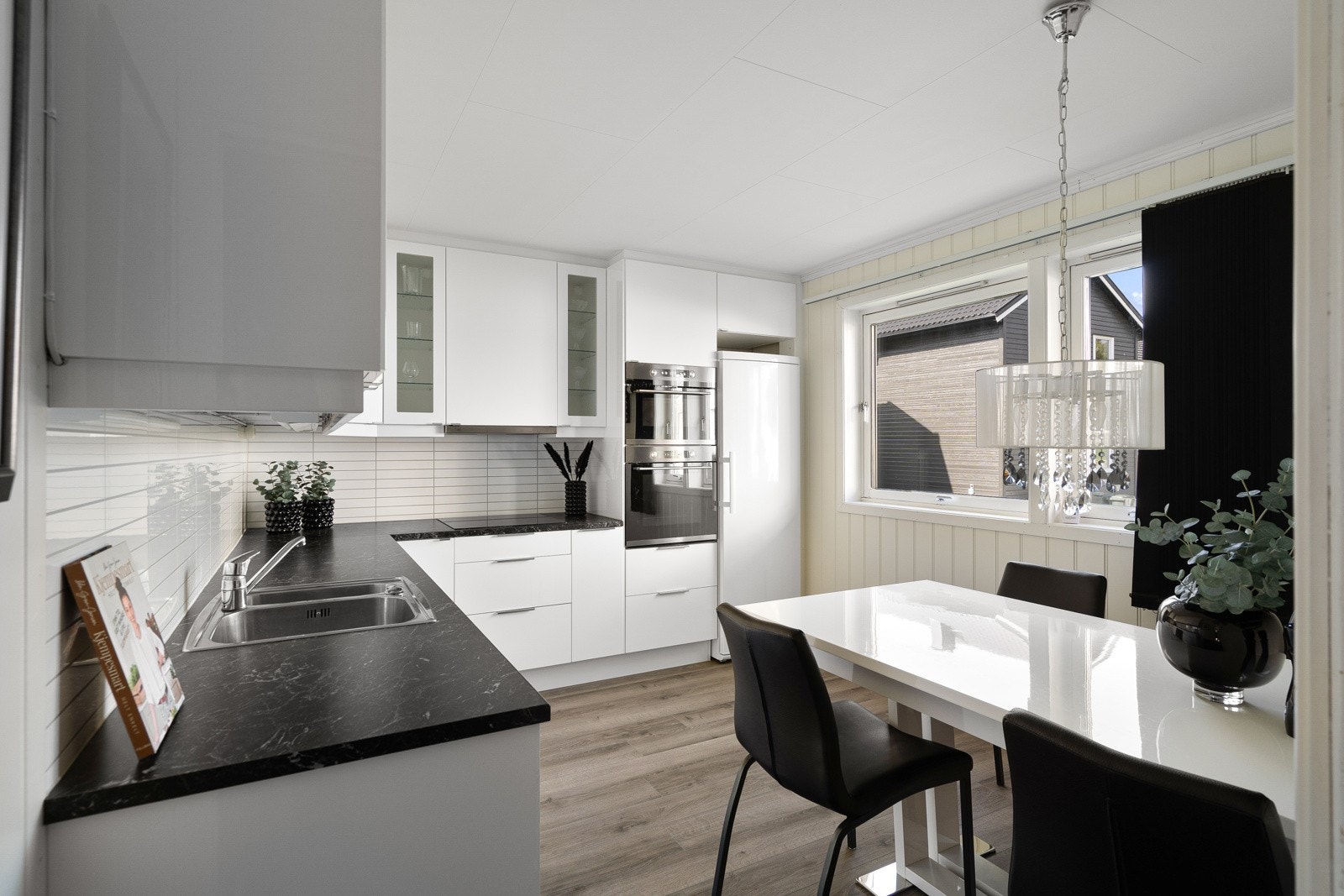 Kjøkken i en svært moderne utførelse. Galleribilde