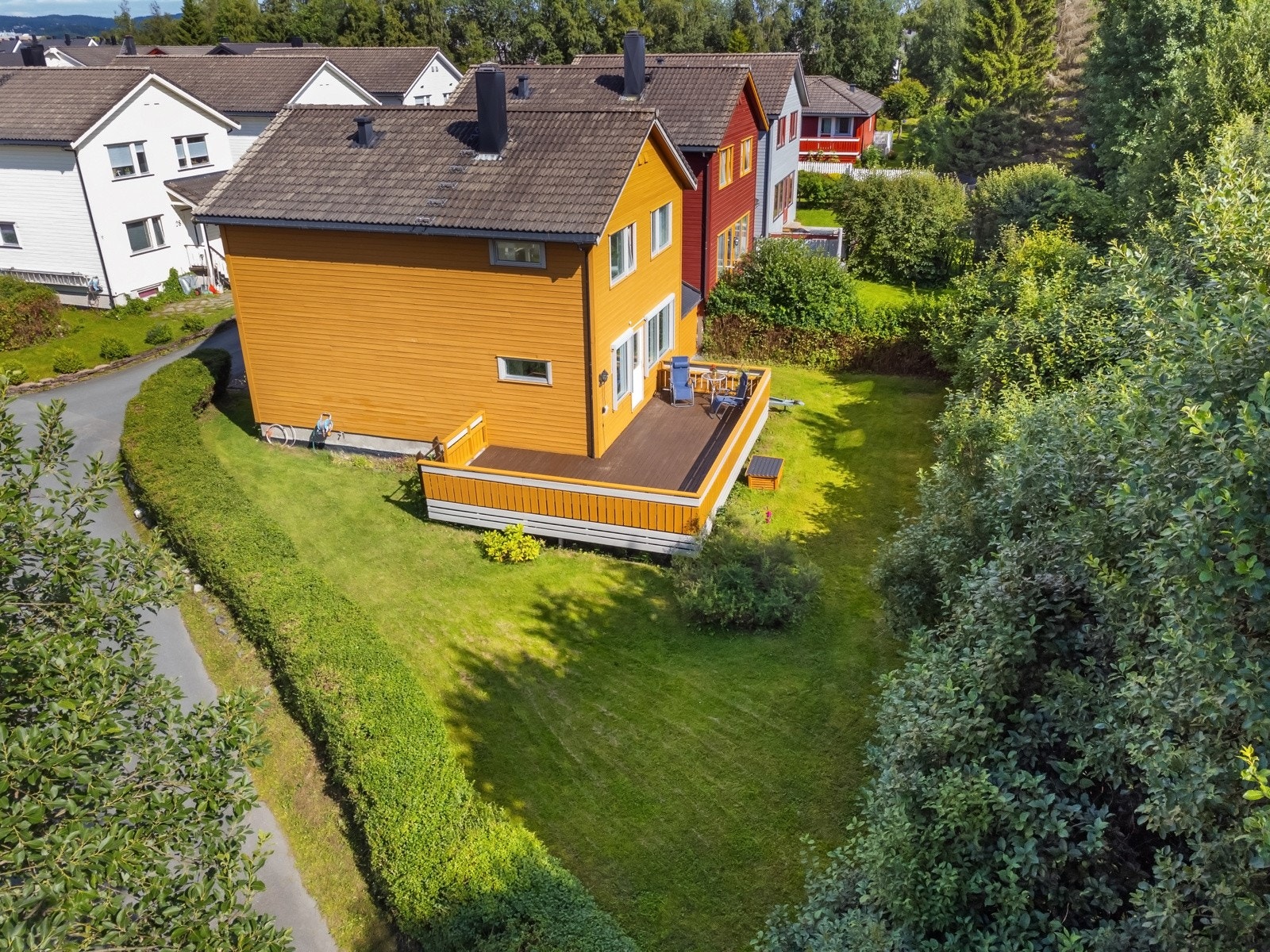 Solrik, stor hage med glod plass. Galleribilde