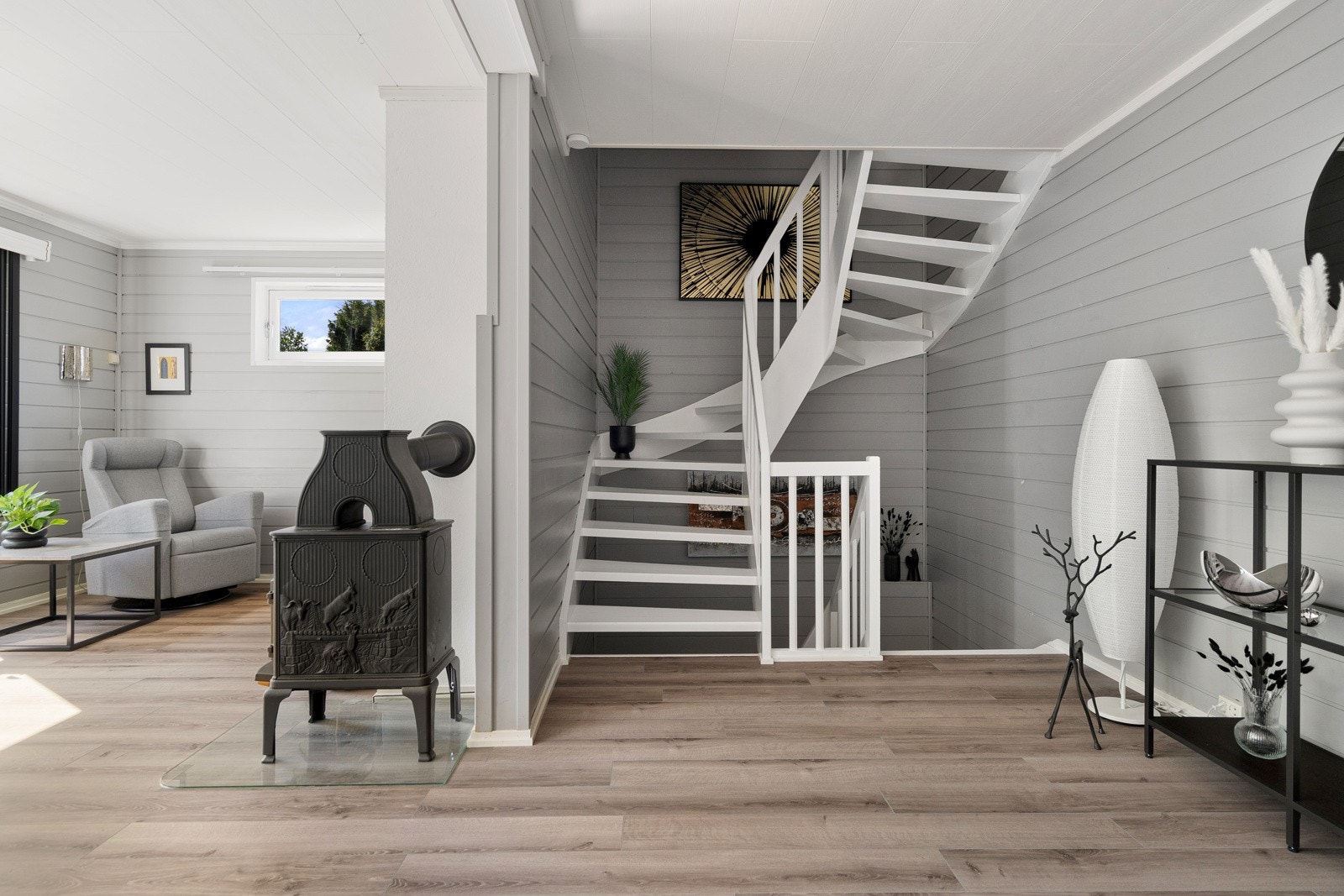 Adkomst til loft og kjeller fra mellomgang. Galleribilde