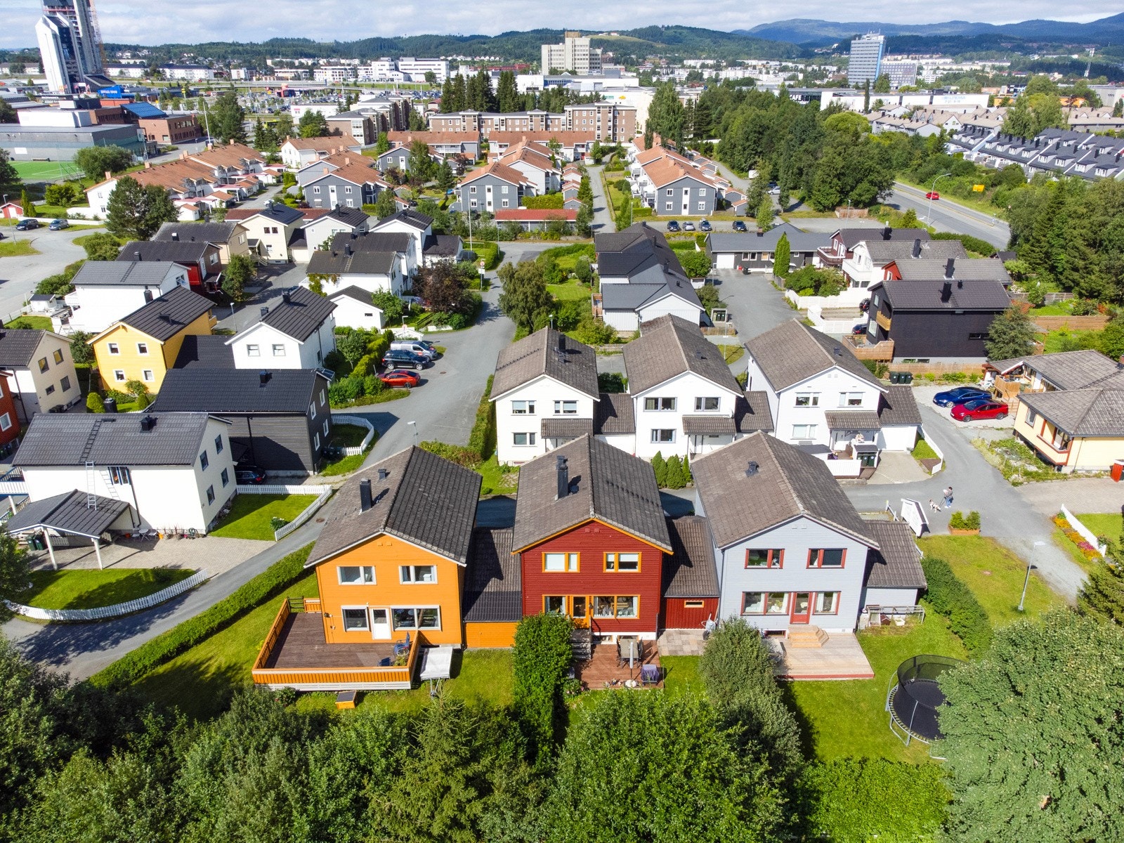 Boligen ligger i et sentralt og rolig boligområde på Tiller. Galleribilde
