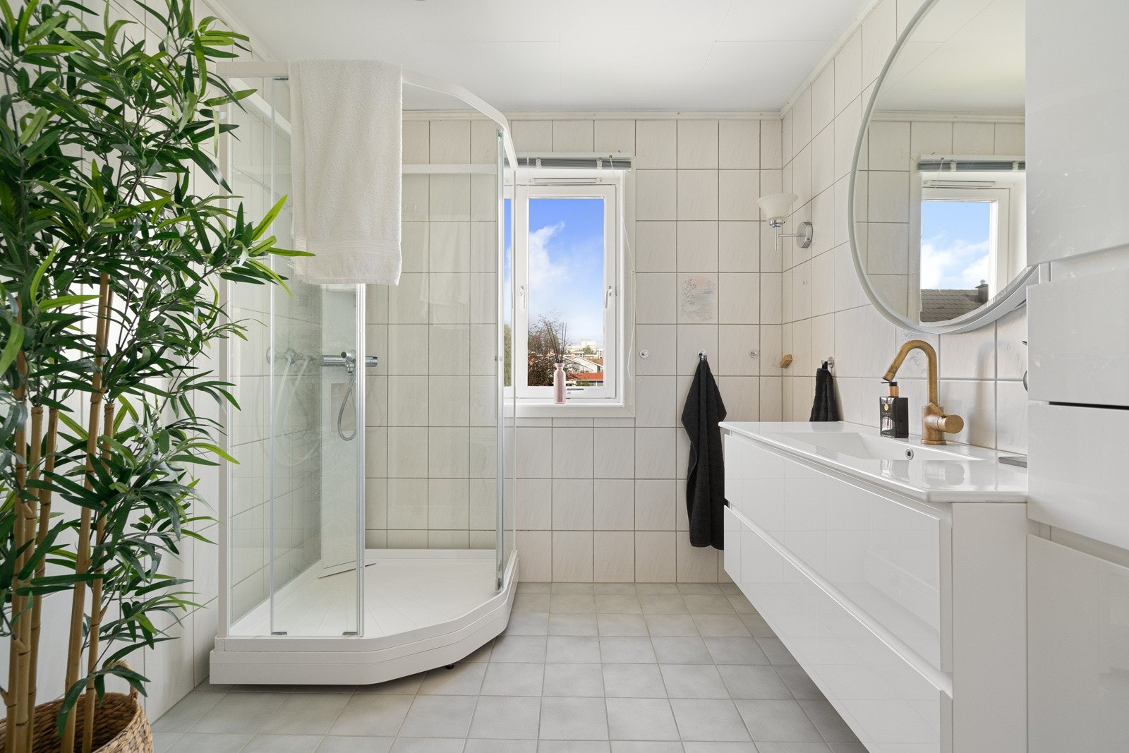 Badet er oppgradert med ny innredning og dusjkabinett i 2022. Galleribilde