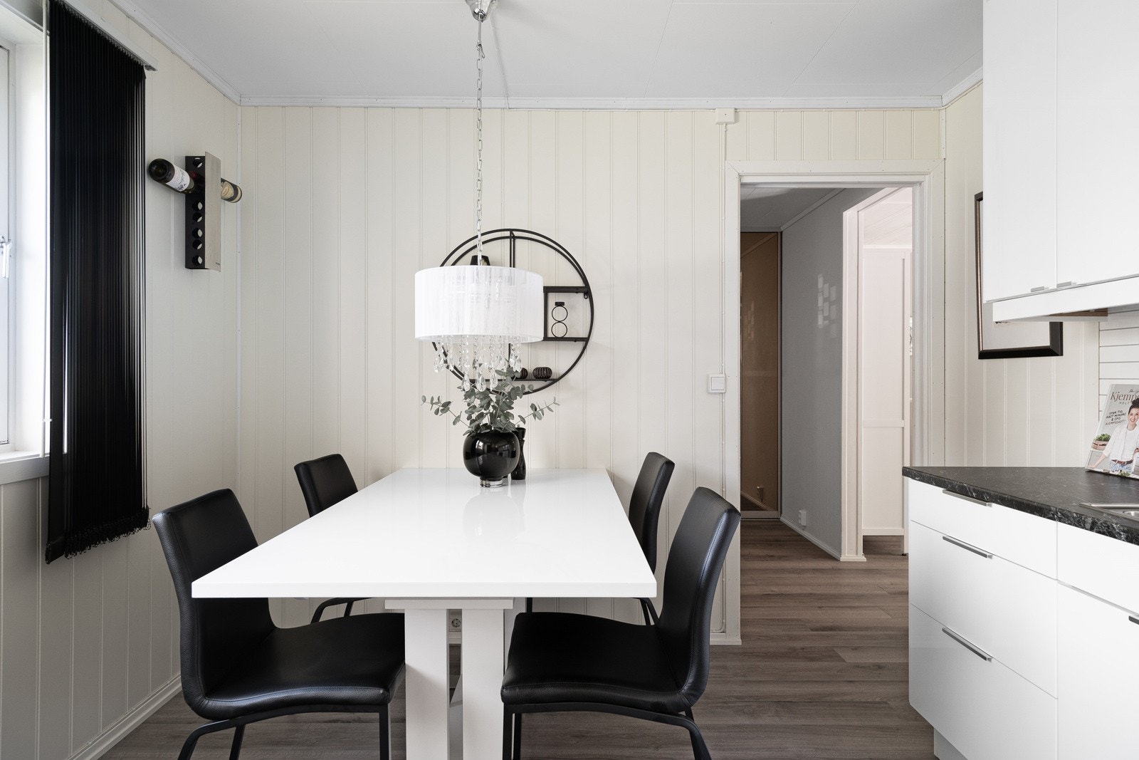 Kjøkkenet byr på god plass til eget kjøkkenbord. Galleribilde