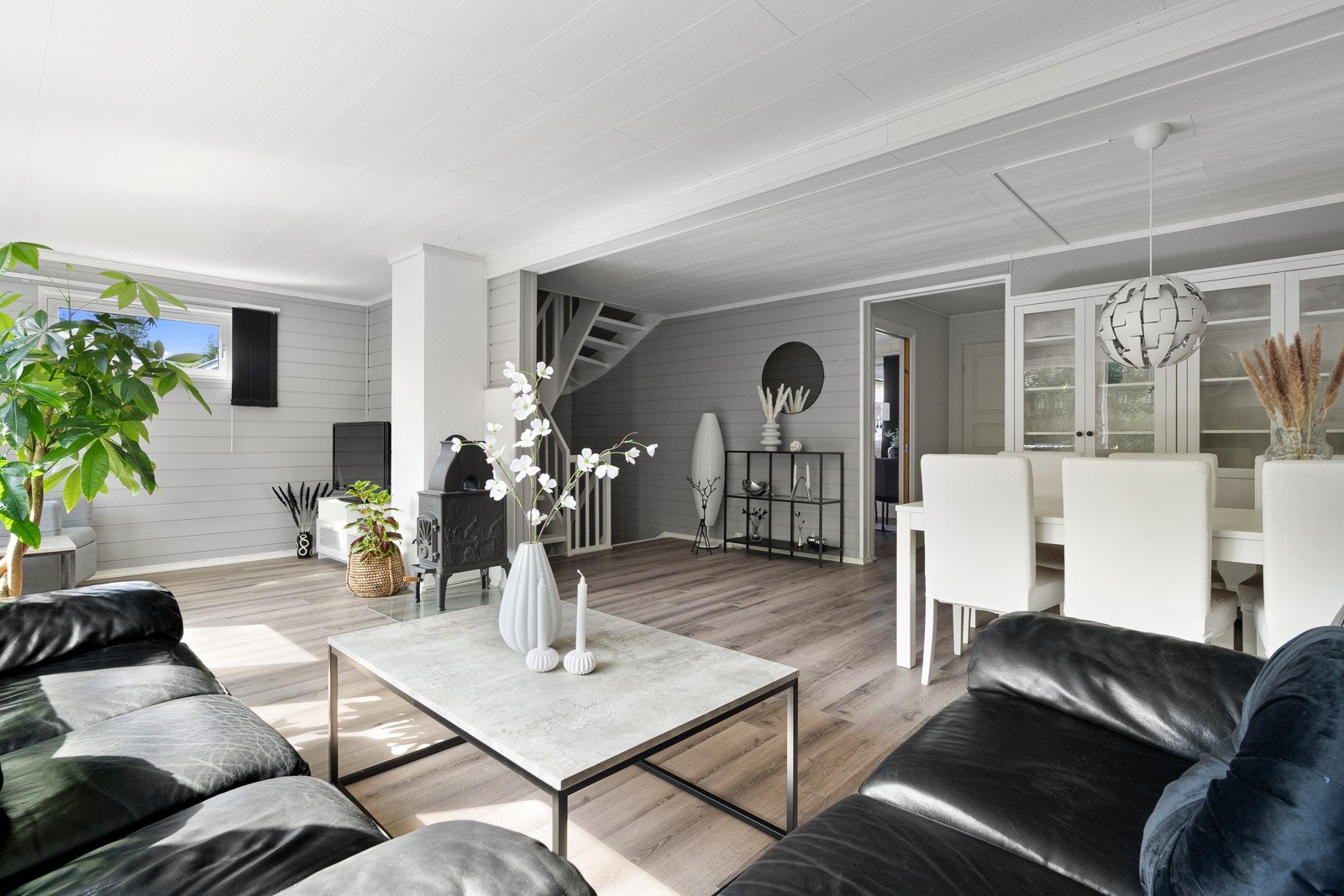 God plass til flere sittegrupper i stuen. Galleribilde