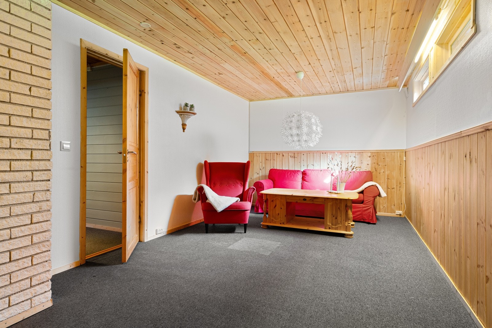 Rom innredet og brukt som kjellerstue. Galleribilde