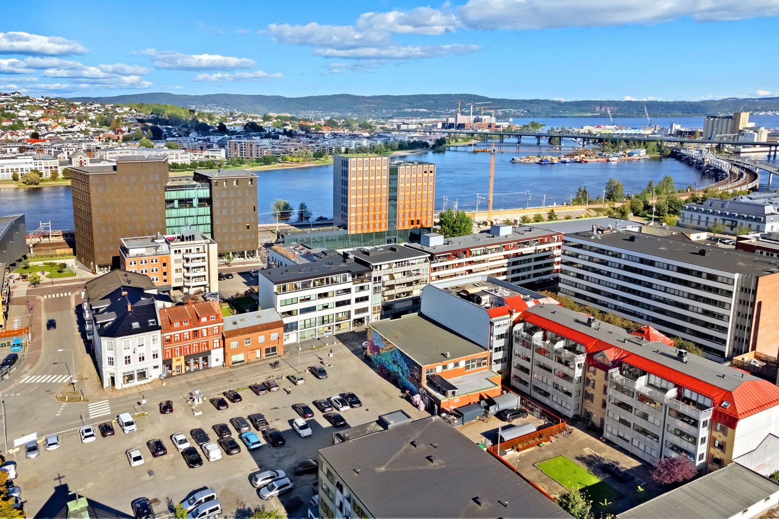 Meget sentralt beliggende 2-roms leilighet i Strømsø Sentrum. Umiddelbar nærhet til et rikt utvalg av forretninger, servicetilbud, Strømsø Senter, kafeer/restauranter, offentlig kommunikasjon, skoler, barnehager, fotballbaner m.m Galleribilde