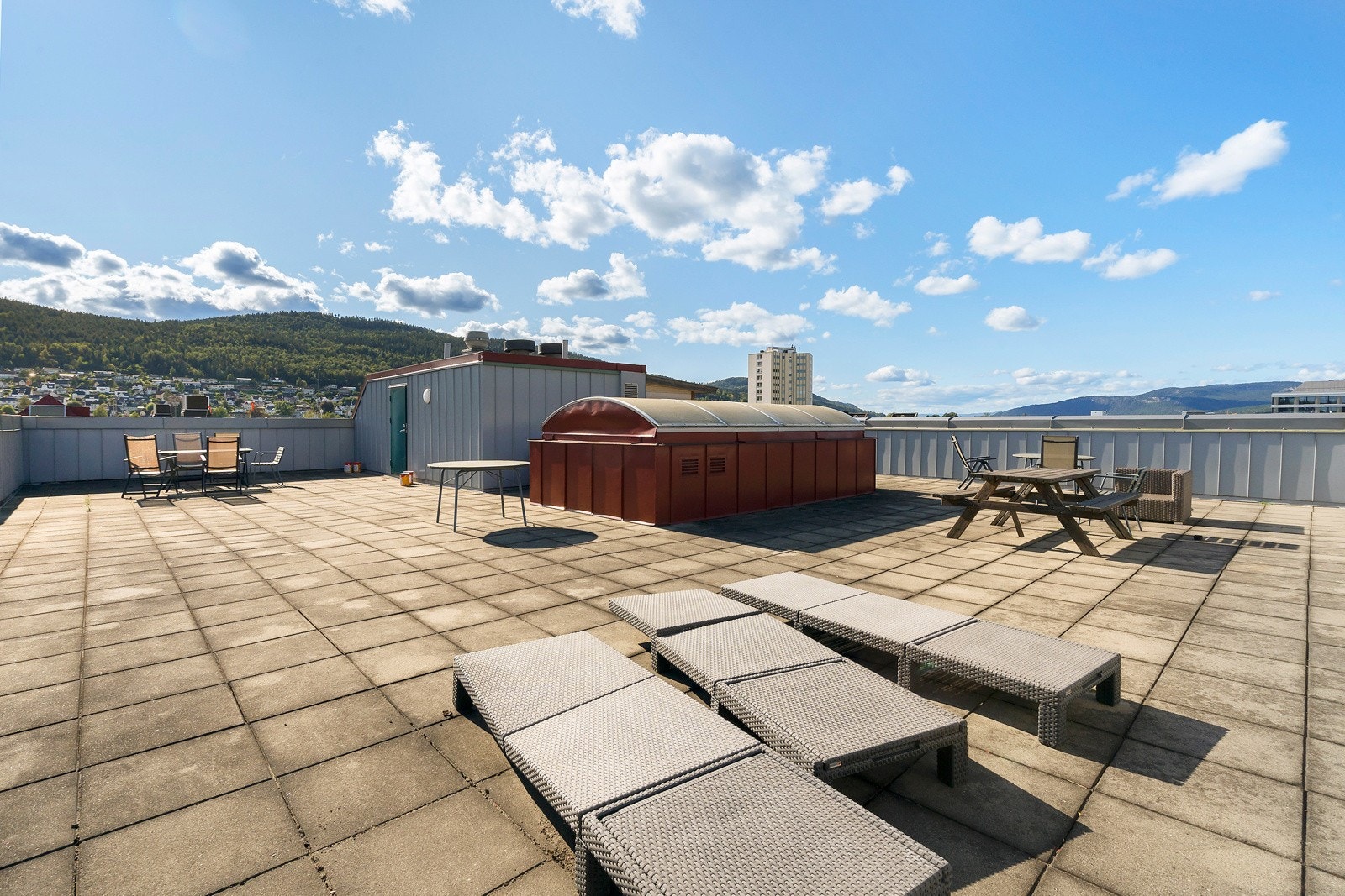 Fra leiligheten kan du ta heisen opp til felles takterrasse Galleribilde