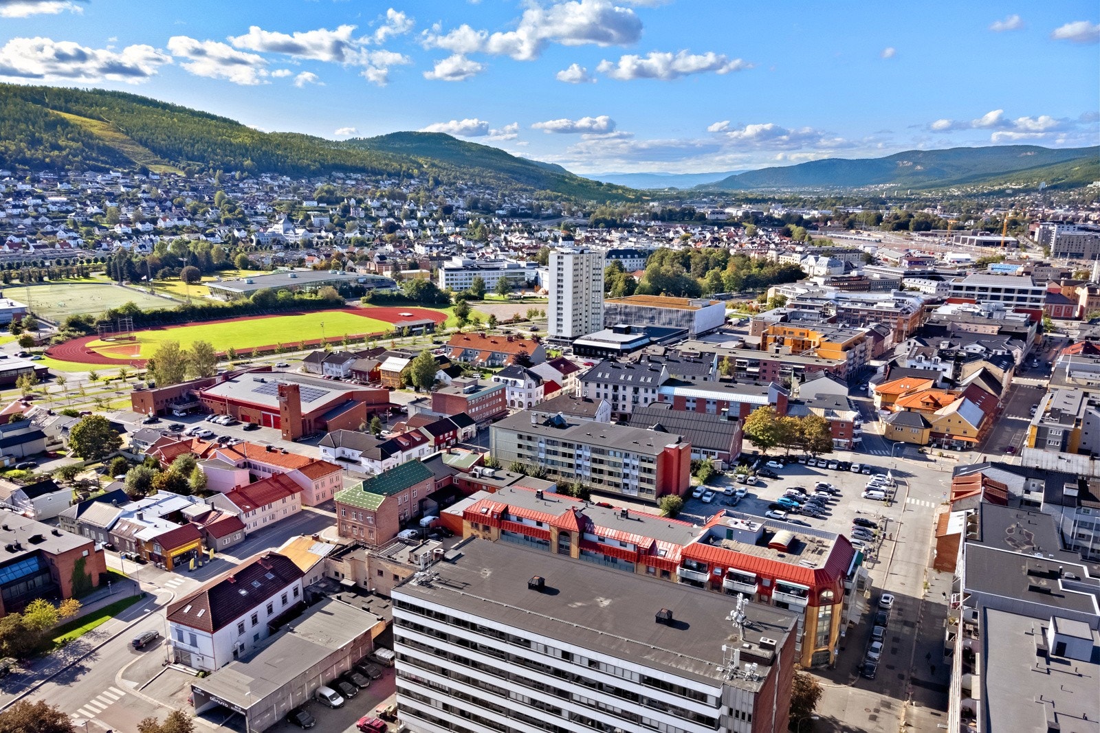 Innen 5-10 minutter med bil/buss når du både skogen, alpinbakker og andre naturskjønne omgivelser. Ikke langt fra leiligheten ligger Marienlyst med Drammenshallen, Drammensbadet og fotballbaner. Galleribilde