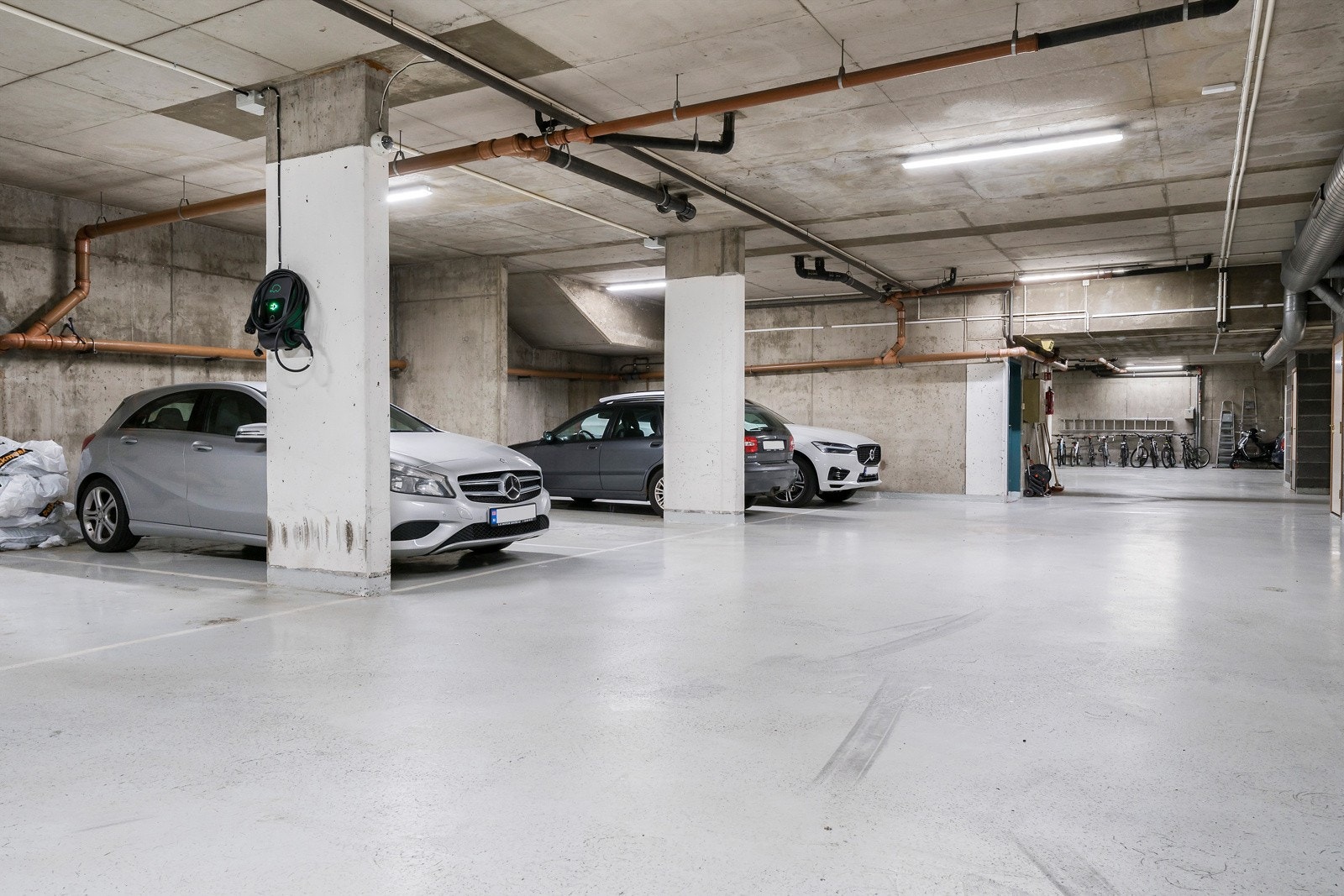 Felles garasjeanlegg med mulighet for å leie parkeringsplass. Selger har i dag parkering i anlegget og betaler kr. 725,-/mnd Galleribilde