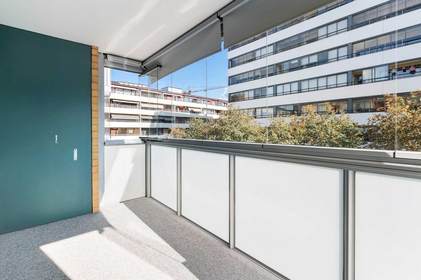 Balkongen ble i nyere tid innglasset, hvor vinduene kan åpnes og lukkes etter ønske og behov Galleribilde