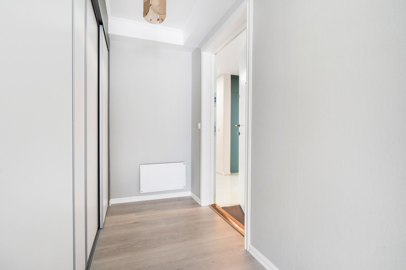 Det er montert skyvedørsgarderobe i entréen, som gjør det enkelt å rydde sko og jakker ut av syne Galleribilde