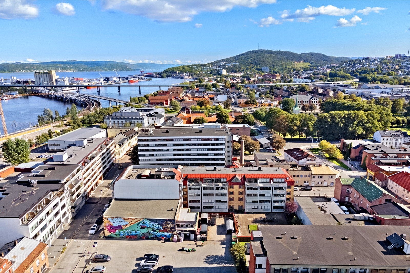 Meget god offentlig kommunikasjon fra Drammen stasjon med bl.a flytog, regionstog og lokaltog i så og si alle mulige retninger. Kort avstand til flere bussholdeplasser og bussentralen Galleribilde
