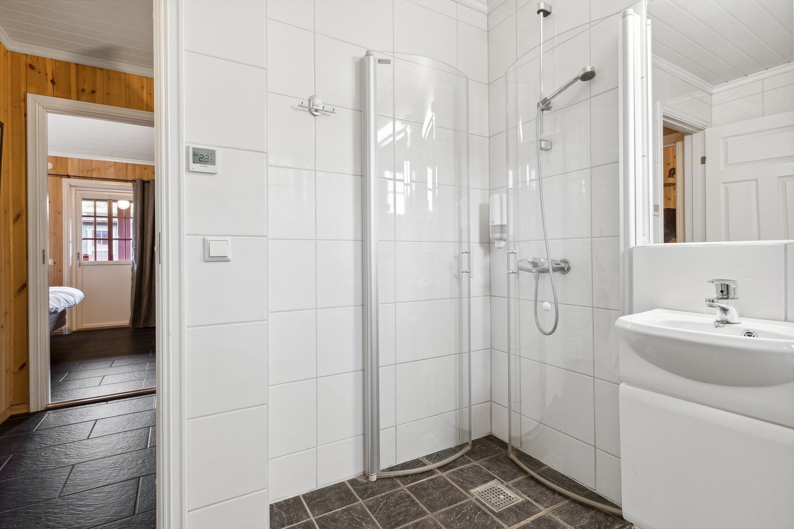 Badet i 2.etasje er flislagt med varme i gulv. Galleribilde