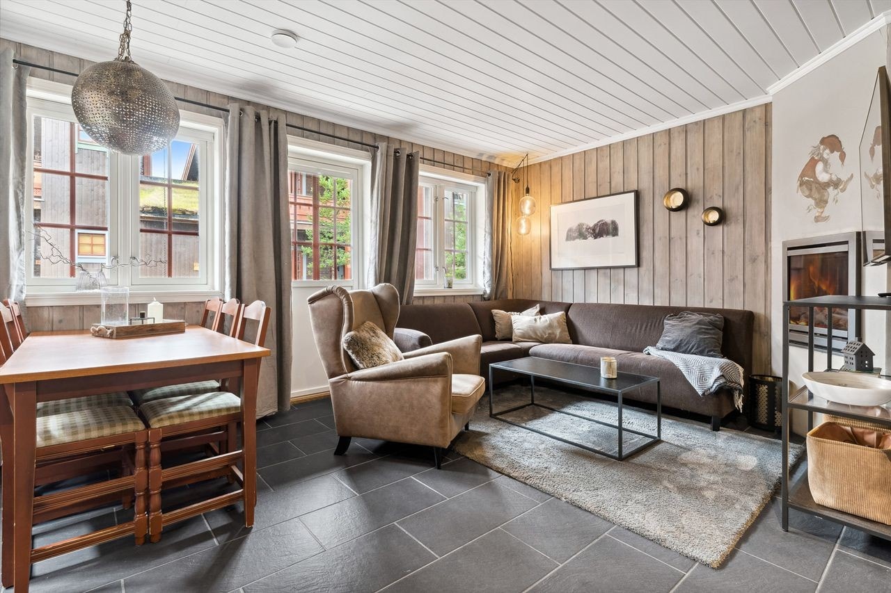 Stuen er i god størrelse med fin plass til både sofagruppe og spiseplass Galleribilde