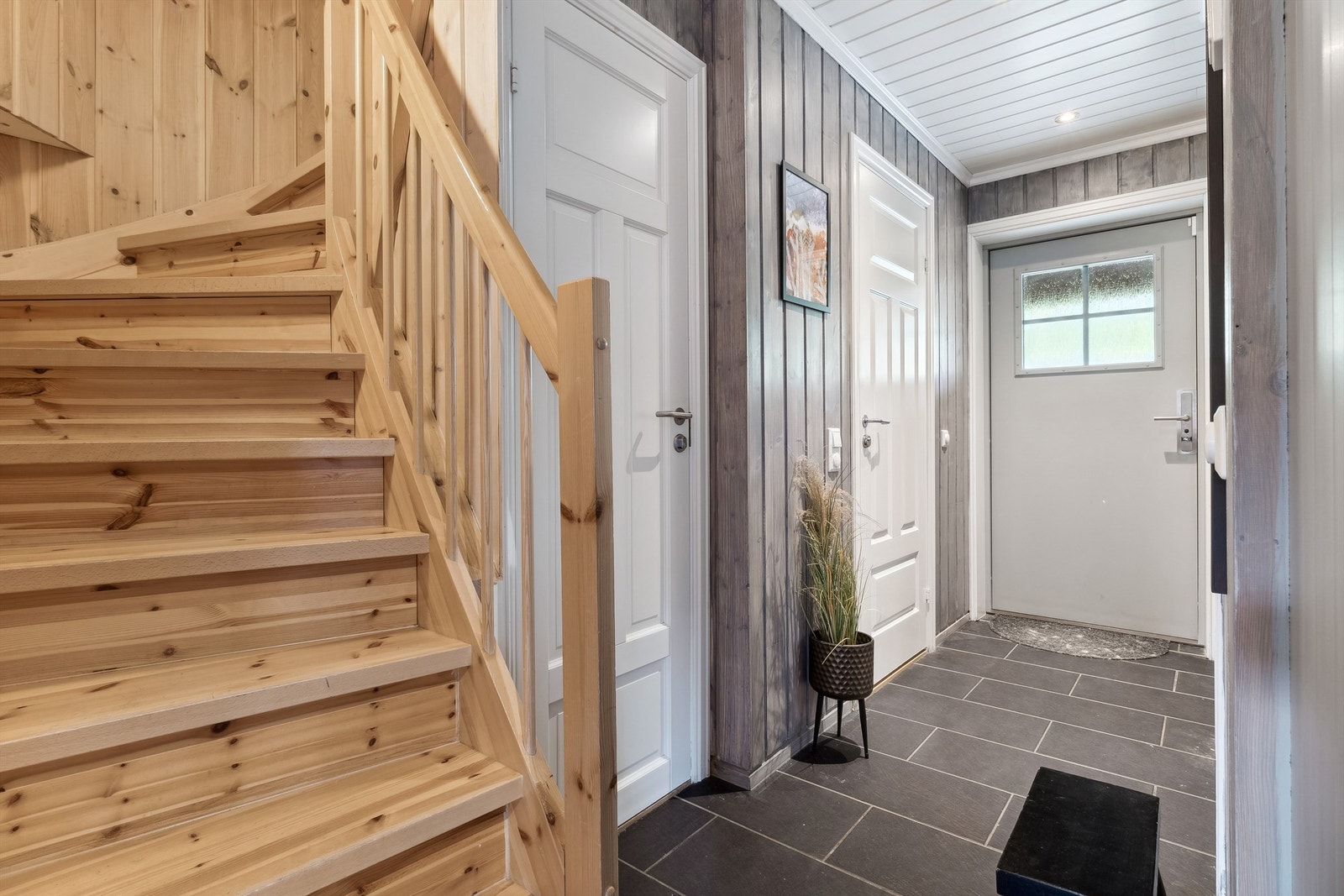 Gang med tilgang til trappebod, bad og ett av soverommene. Galleribilde