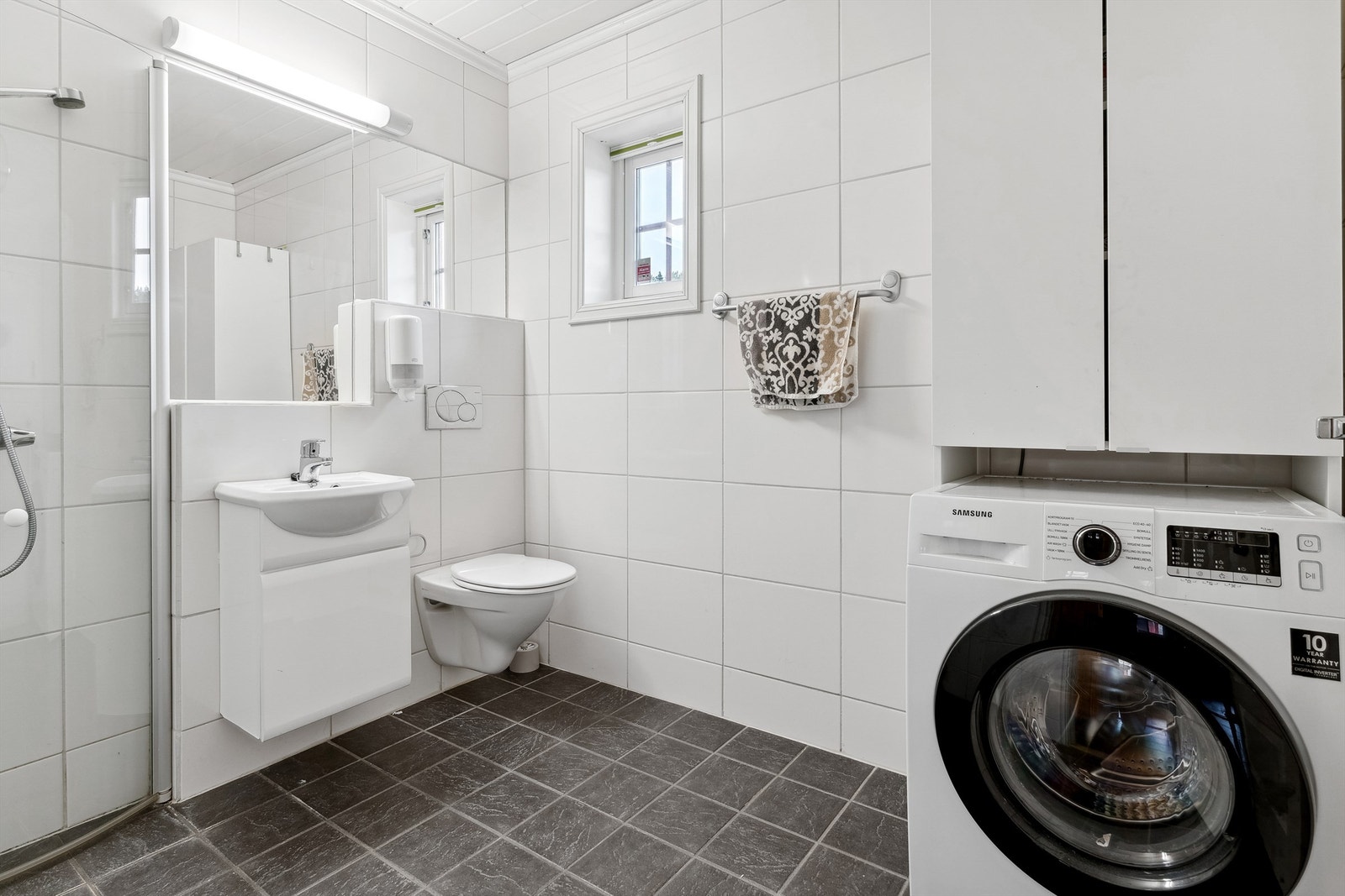 Badet er av god størrelse med opplegg til vaskemaskin Galleribilde
