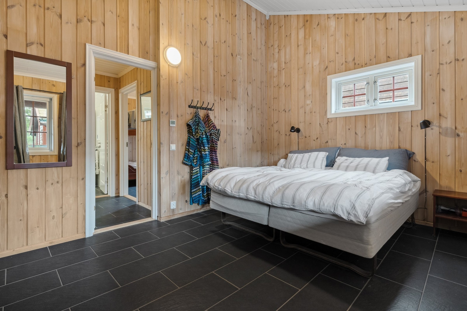 I 2.etasje finner man hovedsoverommet. Romslig soverom med god takhøyde. Galleribilde