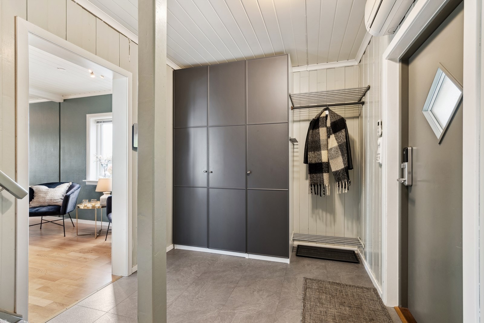 Hall med varmepumpe og varmekabler i gulv. Galleribilde