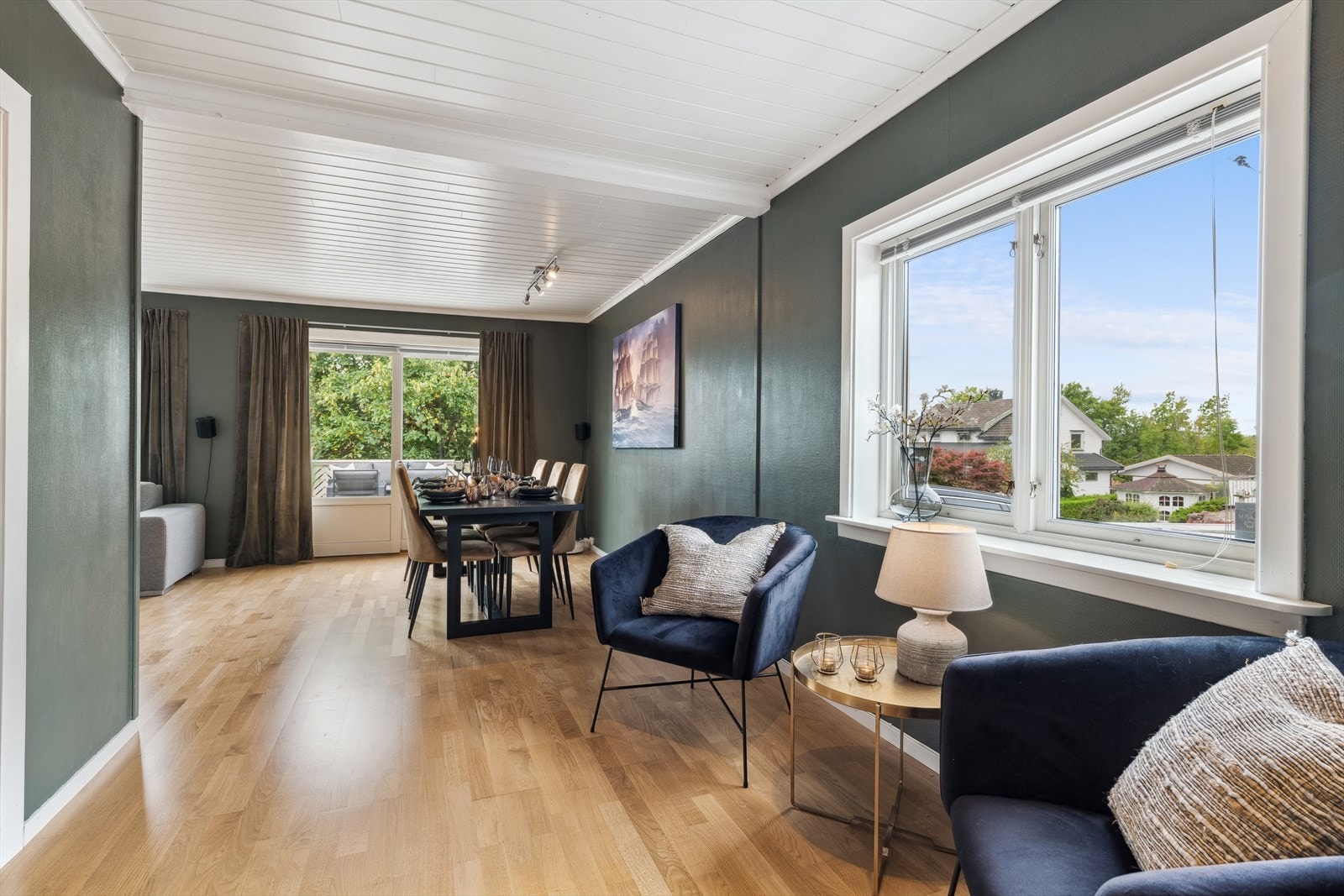 I forlengelsen av stuen er det plass til ytterligere en sittegruppe. Galleribilde