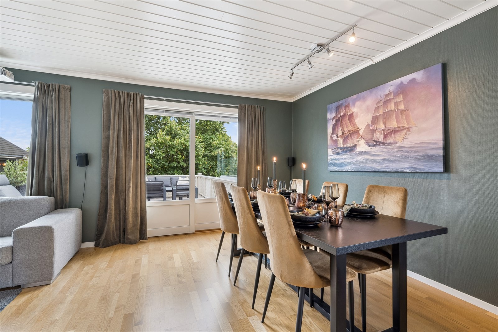 God plass til å utvide spisestuen i denne vinkelstuen. Galleribilde