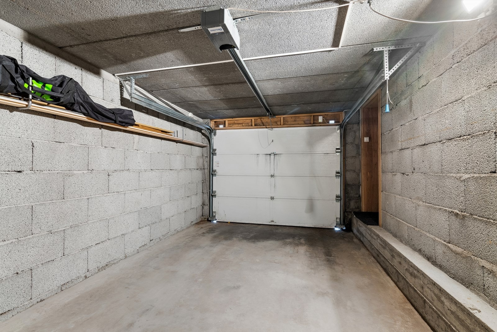 Garasje med automatisk portåpner. Galleribilde