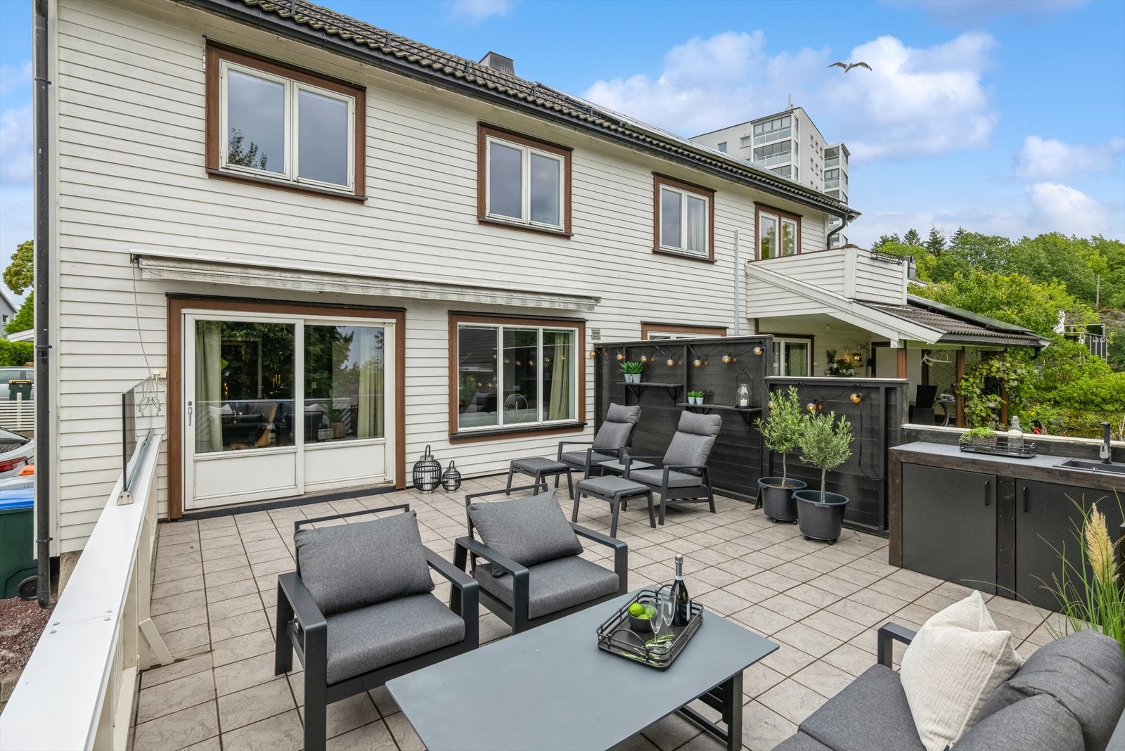 Stor og solrik terrasse på ca. 38 kvm. over garasjen. Galleribilde