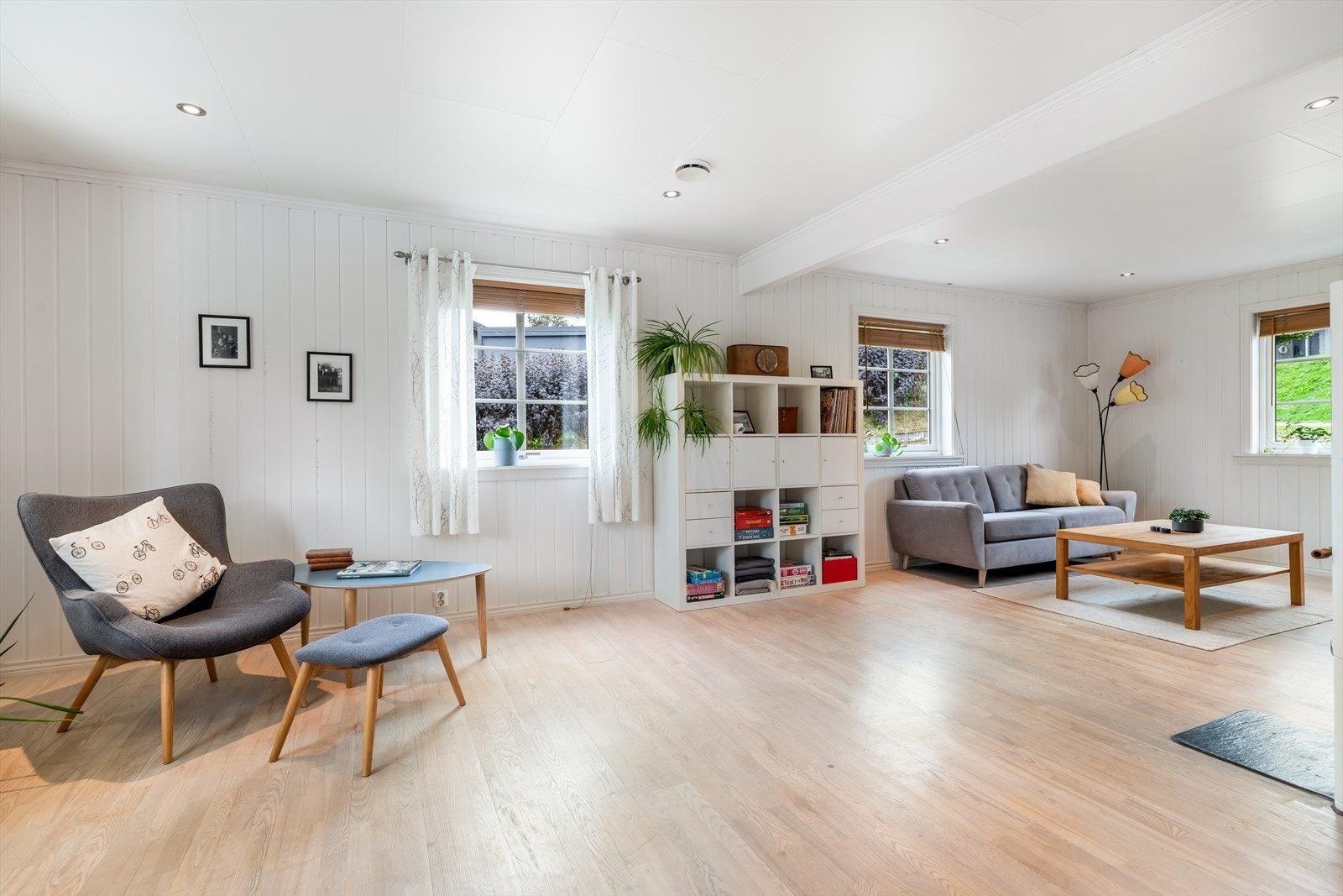 Stuen er lys og pen, og har god plass til flere sittegrupper. Galleribilde