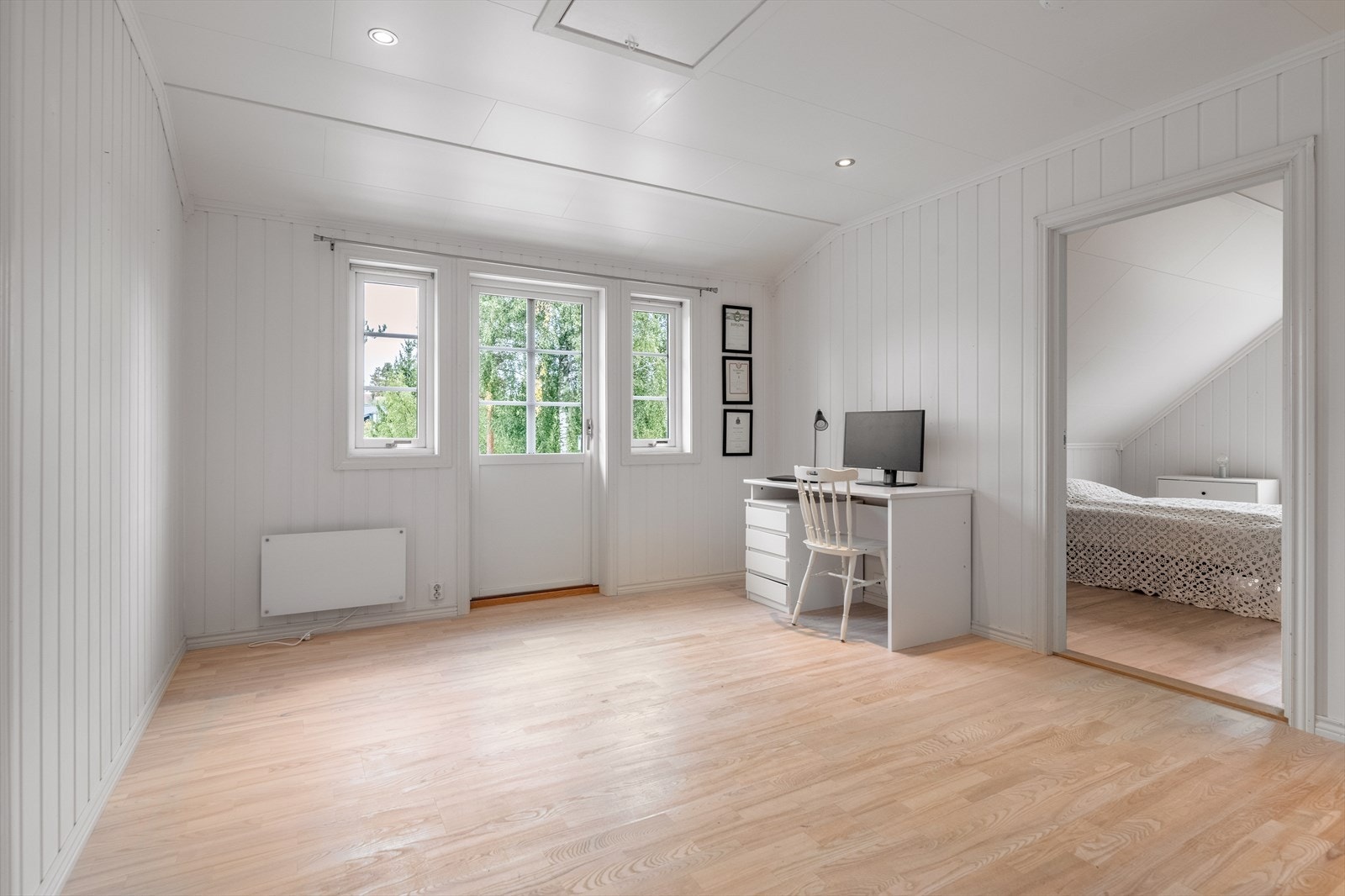 I denne etasjen er det en romslig trappegang som kan benyttes til en hyggelig loftstue eller kontorplass. Fra dette rommet er det utgang til veranda. Galleribilde