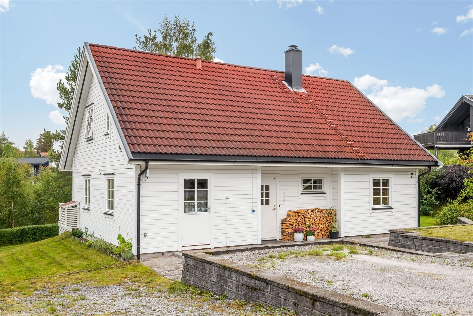 Ved inngangspartiet er det også inngang til bod/teknisk rom på 4 kvm. I dette rommet er sikringsskap, 200l varmtvannstank, ventilasjonsskap og sentralstøvsuger plassert. Varmekabler i gulv. Galleribilde