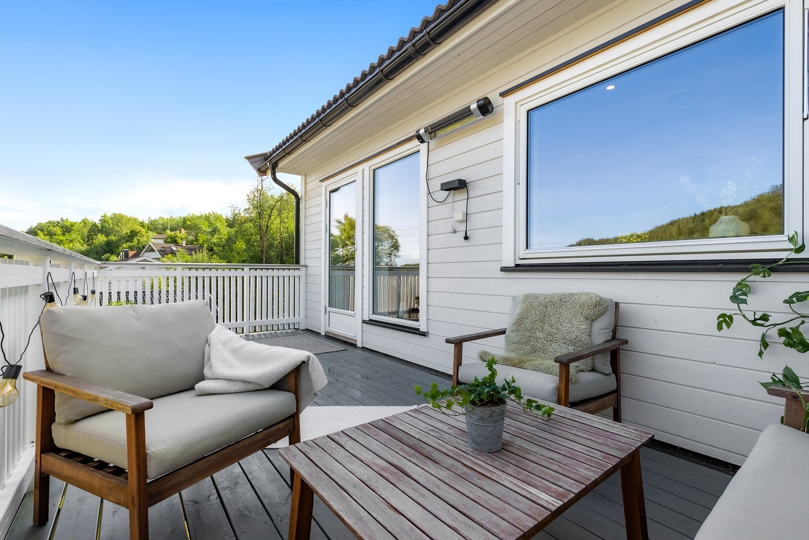 Romslig balkong med plass til sittegruppe. Galleribilde