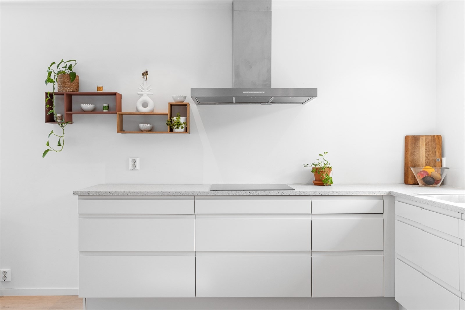 Pent kjøkken med integrerte hvitevarer. Galleribilde