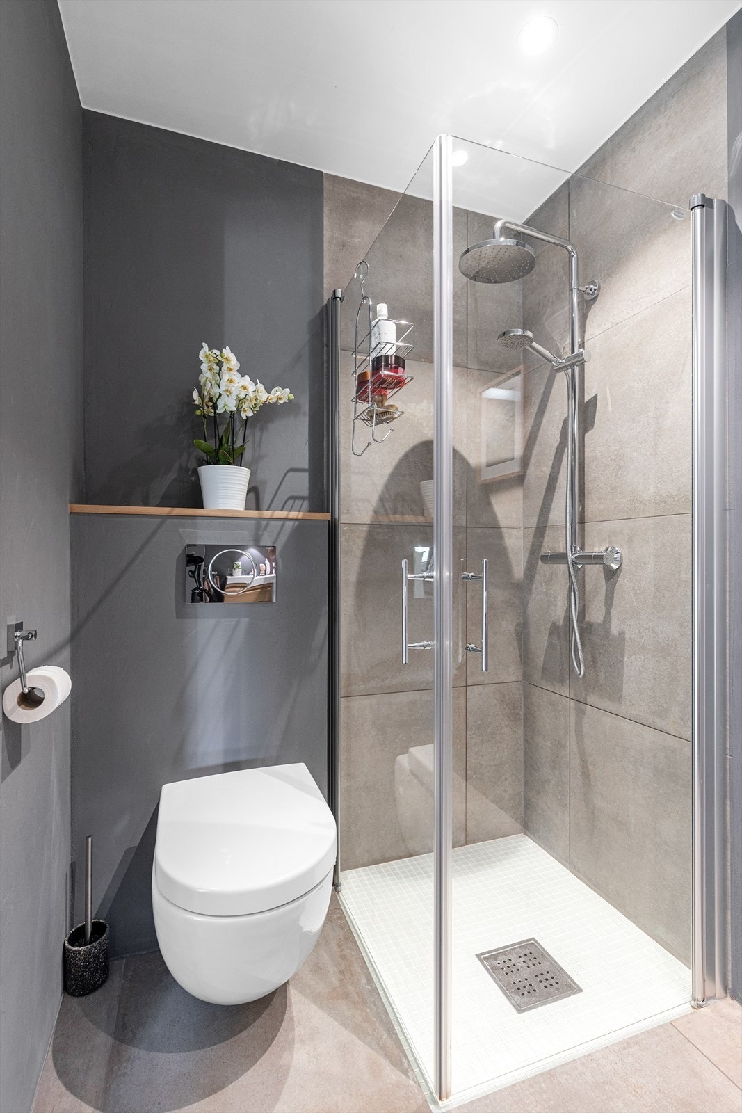 Fint baderom med fliser på gulv og i dusjsone. Galleribilde