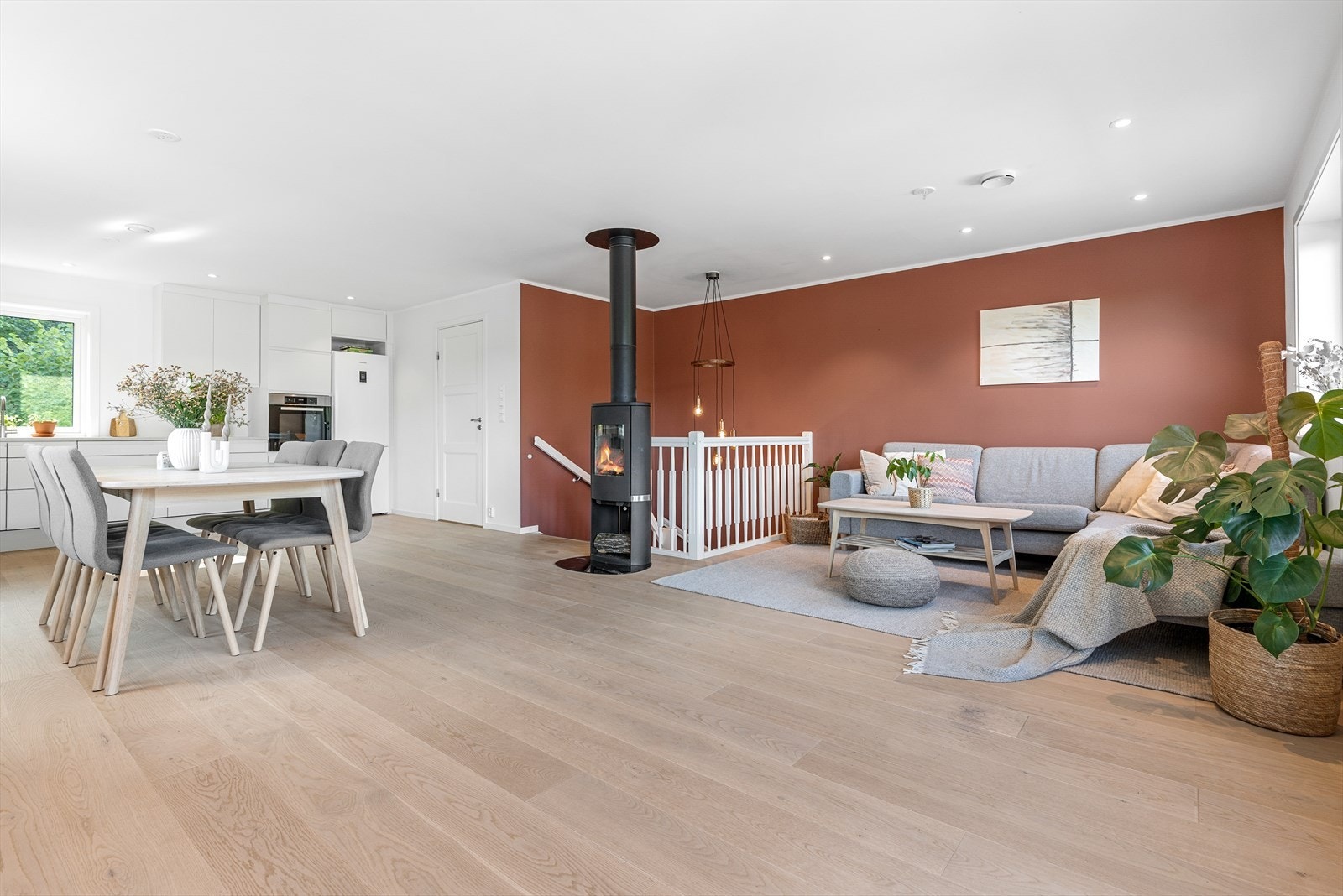 Boligen har åpen stue-kjøkkenløsning. Galleribilde