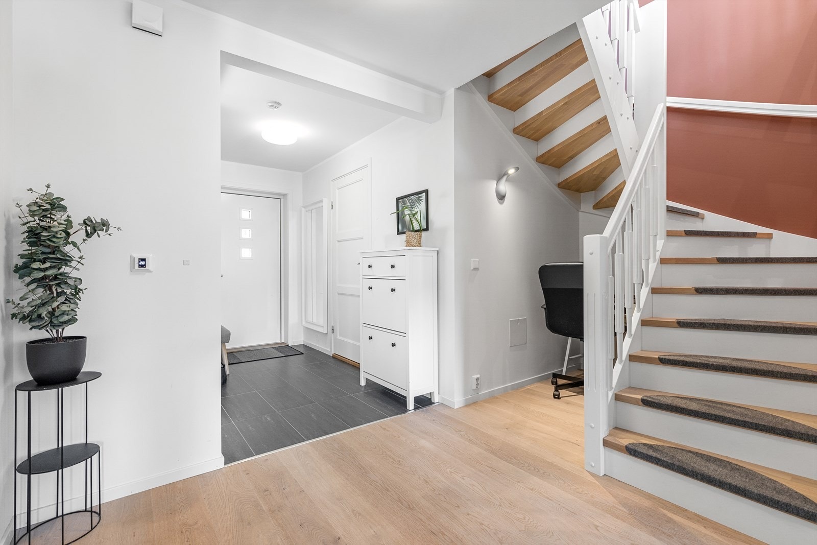 Entré med god plass til oppbevaring av yttertøy. Galleribilde