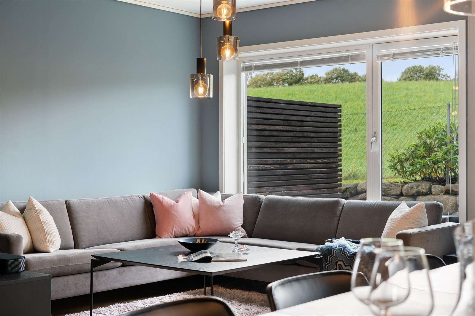 Rekkehuset grenser til grøntområde og har ny skjermet terrasse like utenfor stuedøra Galleribilde