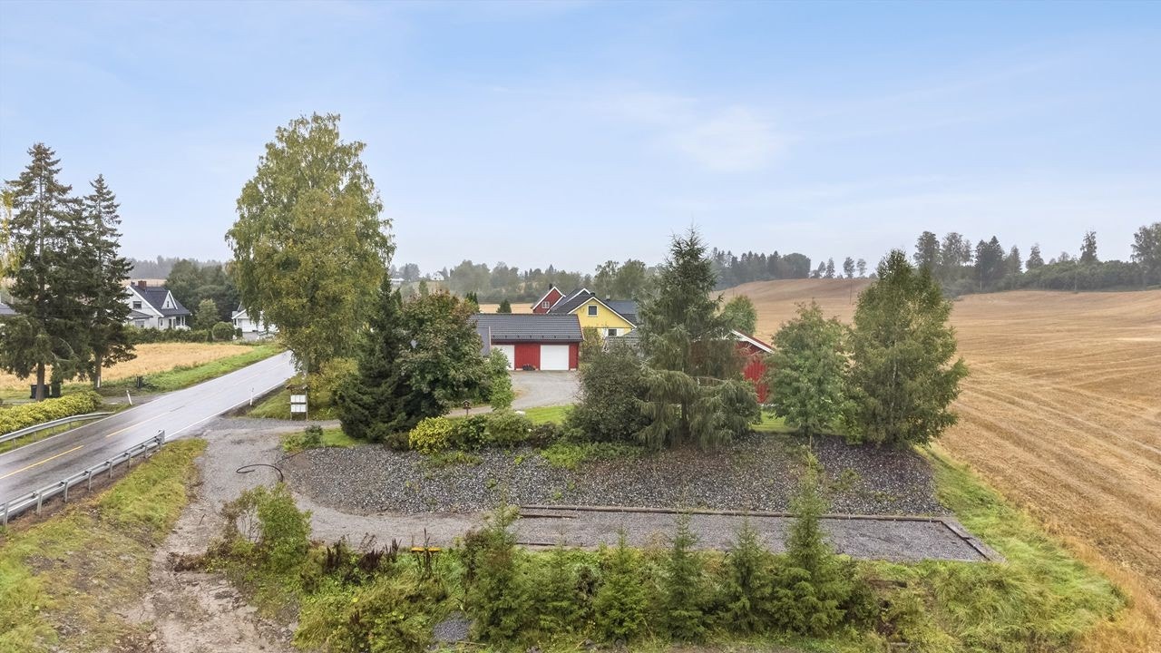 Tomten går et stykke utenfor opparbeidet hage, området som er gruset ble tidligere brukt til et lagertelt. Galleribilde
