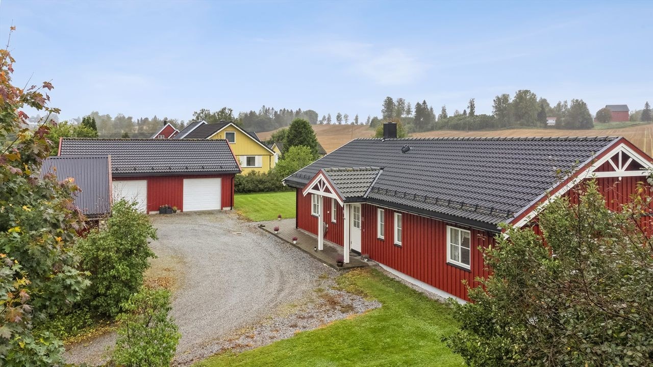 Velkommen til Hvamsvegen 75 - Her får du Hadalm Hus på en flate, stor dobbelgarasje m/verksteddel og ekstra garasje med hobbyrom. Galleribilde