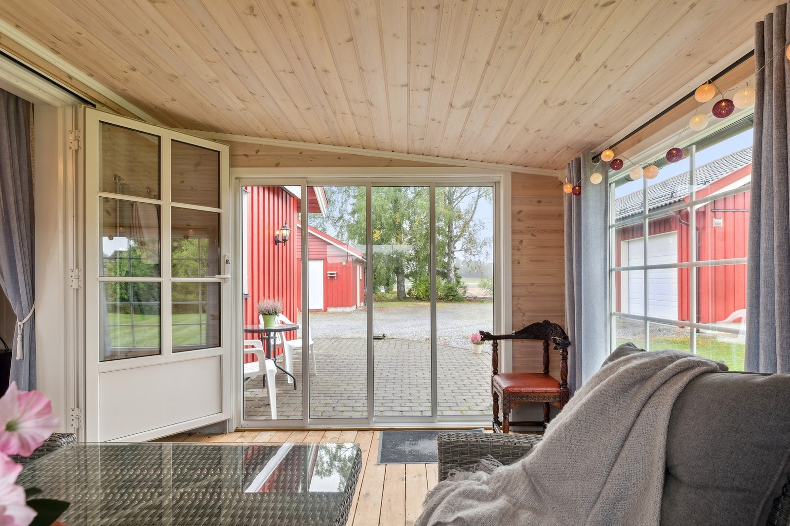 Vinterhaven har utgang til steinbelagt uteplass og videre ut til skjermet hage. Galleribilde