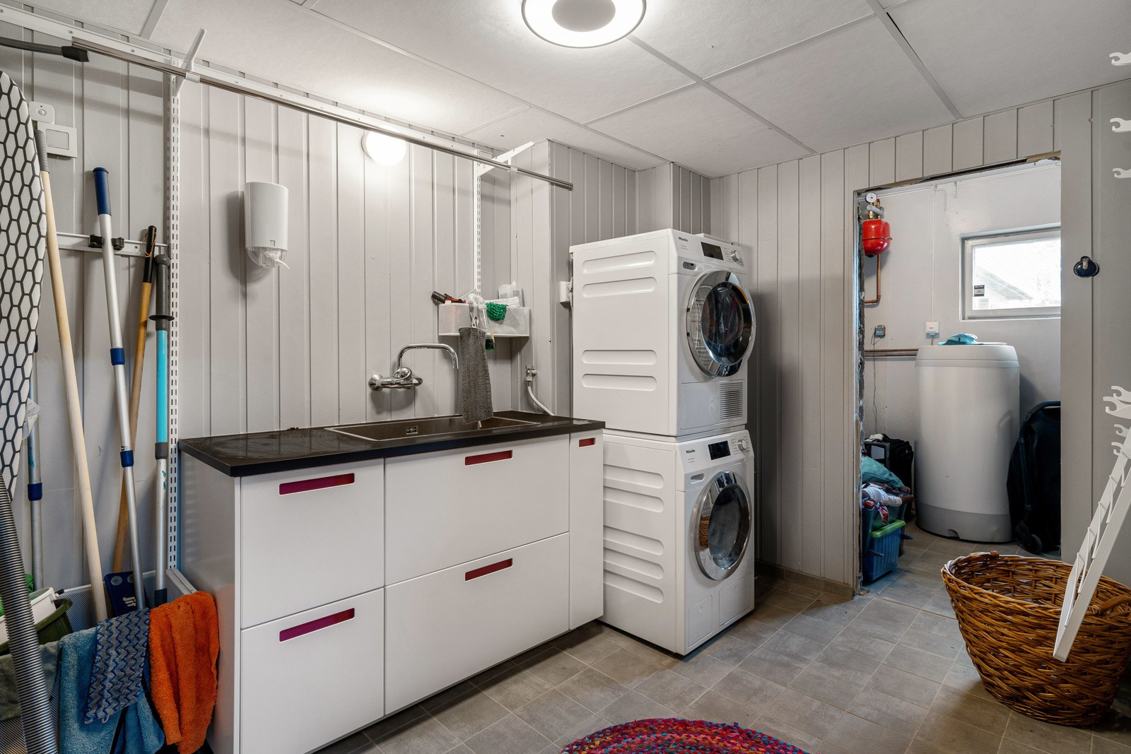 Vaskerom med vaskemaskin og tørketrommel.
