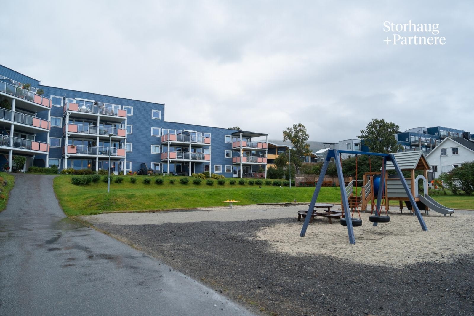 Tomten er felles eiet og av virkelig god størrelse. På over 5.5 mål har beboerne rikelig med plass Galleribilde