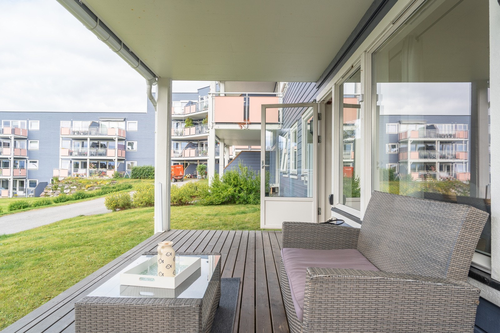 Markterrassen oppleves svært privat da det er fine grøntområder rundt Galleribilde