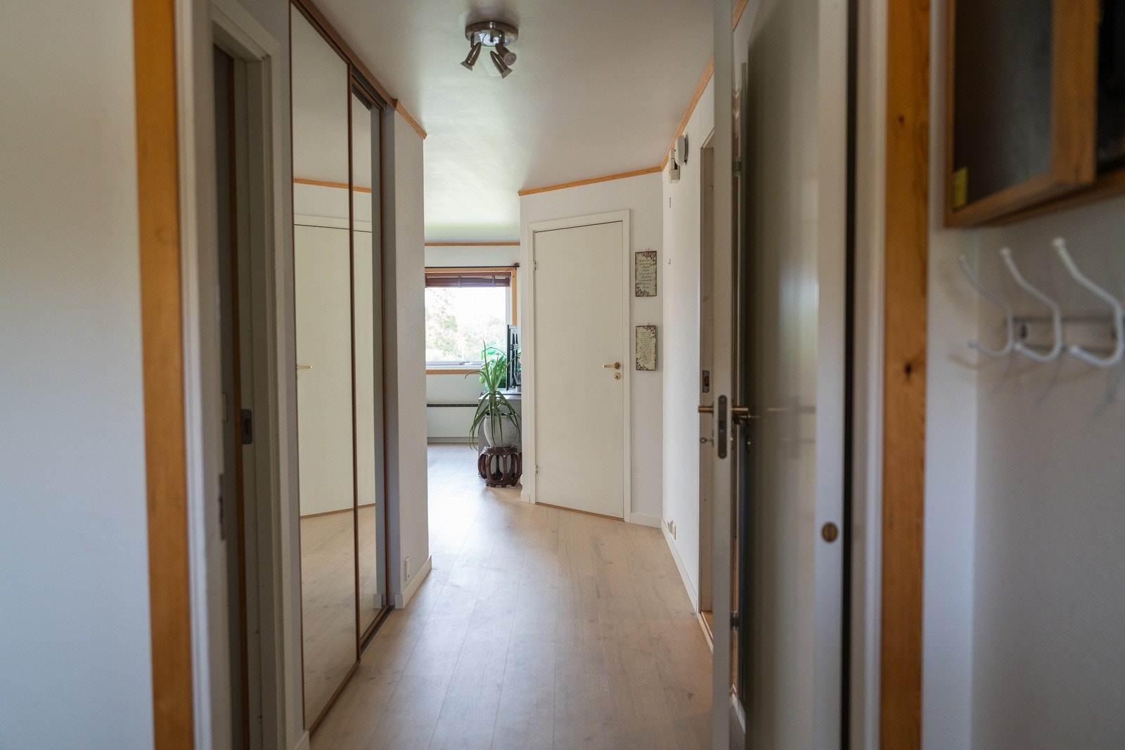 Fra ytterdøra ledes du til inngangspartiet og videre til gang som fører deg til samtlige soverom, bod, bad og stuen Galleribilde