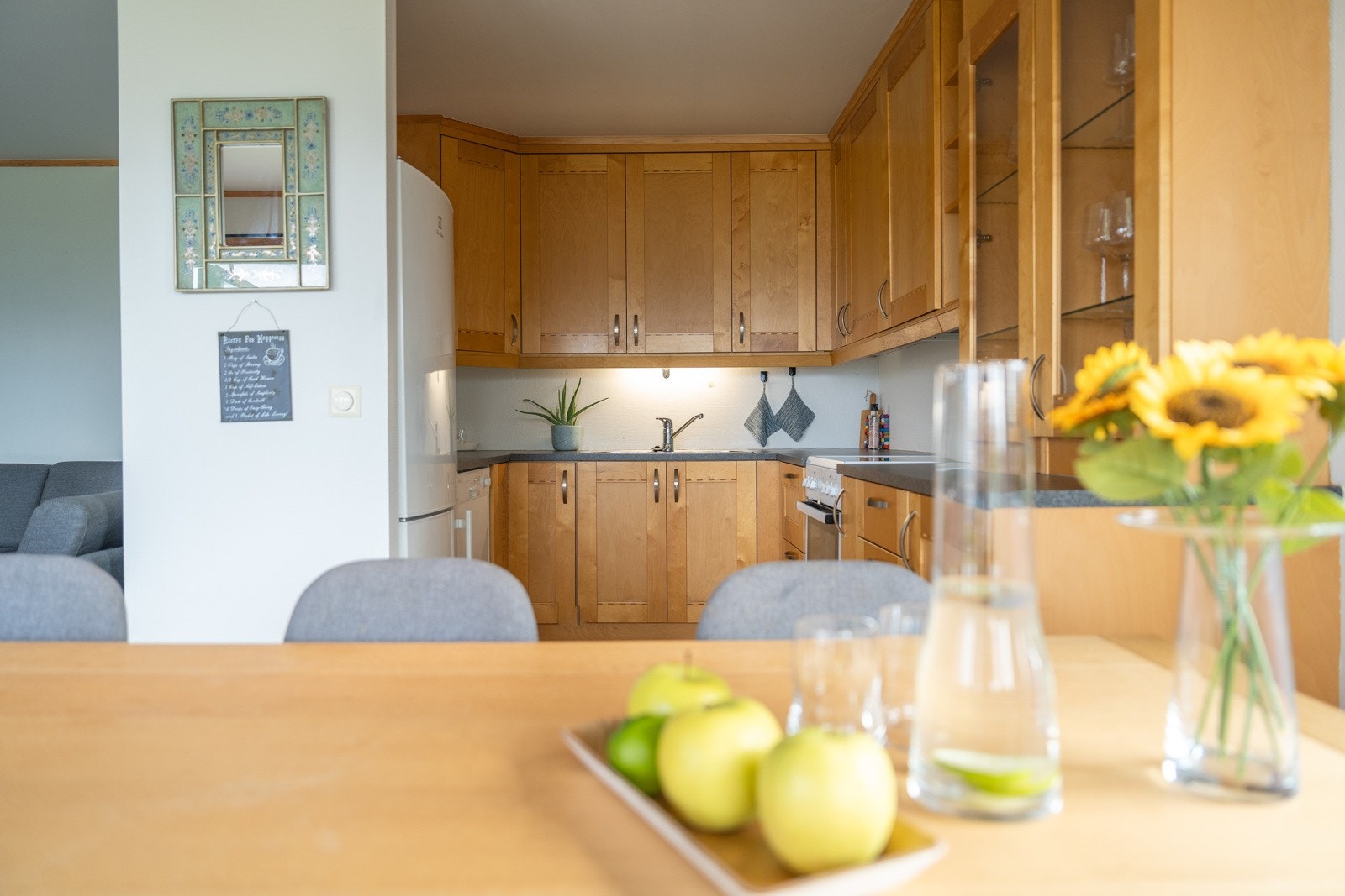 Kjøkkenet er innholdsrikt og pent. Produsert av NOVA og med fronter i bjørk Galleribilde