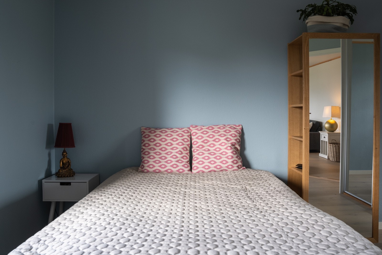 Her finner du plass til stor seng og garderober Galleribilde