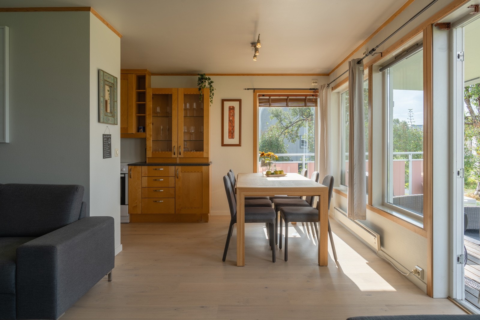 Spisestuen ligger med vinduer mot to sider. Herfra er det flott utsikt, godt med lys og direkte adkomst til markterrasse Galleribilde