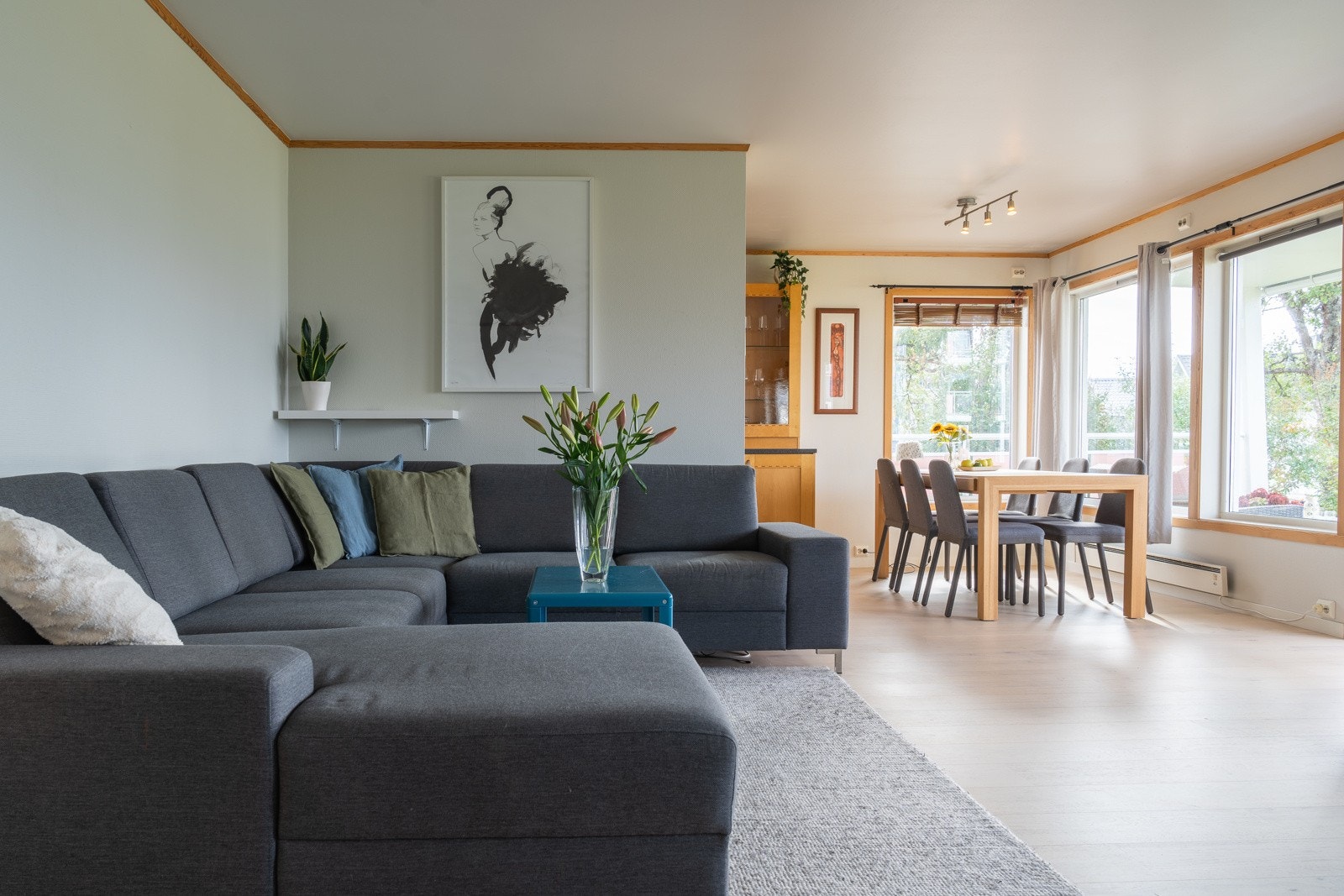 Her finner du plass til både dagligstue, sittegrupper og spisestue i tilknytning kjøkkenet Galleribilde