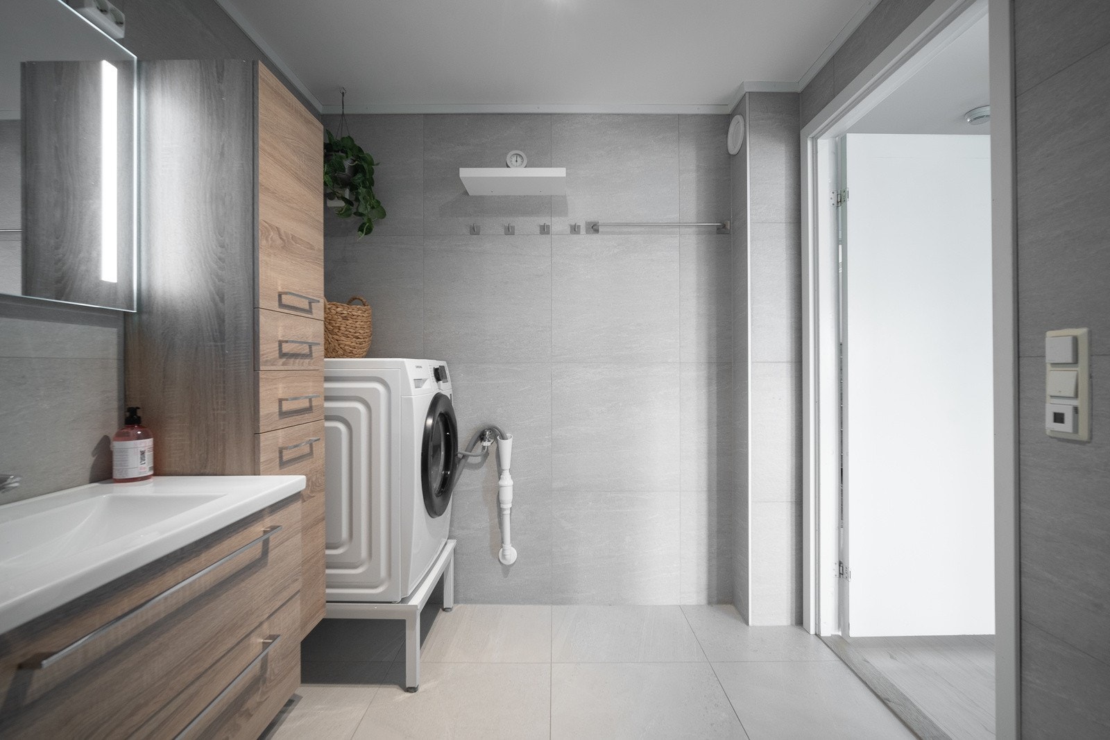 Tilbake i leiligheten finner vi dette flotte og nyrenoverte badet Galleribilde