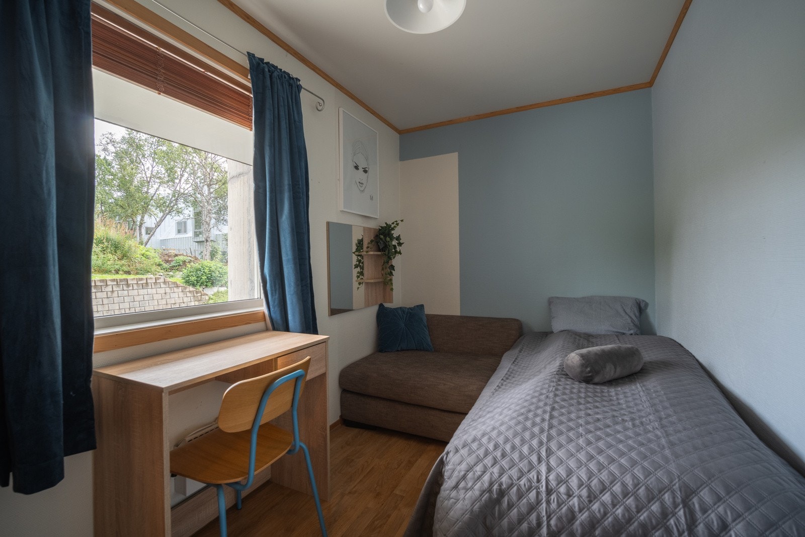 Soverom 2 er tilbaketrukket i motsatt ende av boligen Galleribilde