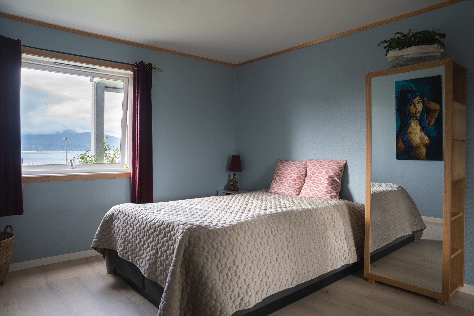 Leiligheten har totalt 3 soverom. Bildet viser hovedsoverommet som er plassert med vinduer mot vest Galleribilde