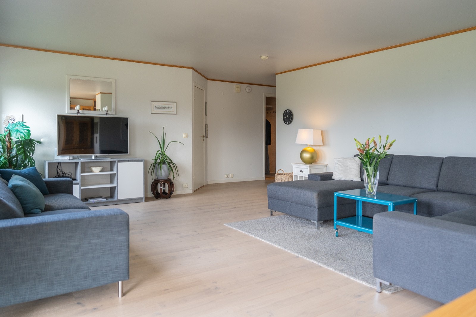 Stuen er romslig med god plass til møblement Galleribilde