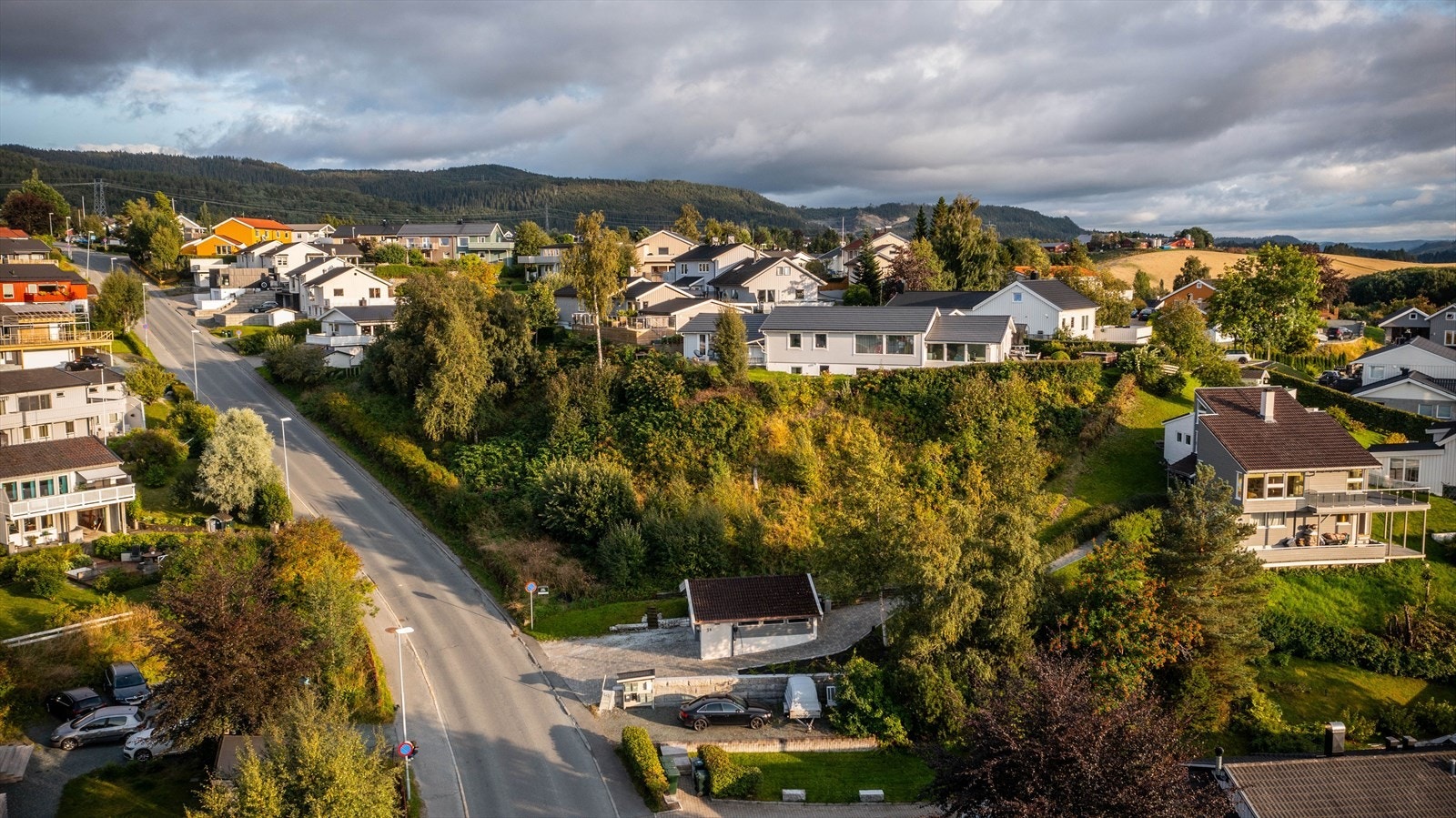 Tomten ligger i et veletablert og etterspurt boområde, kjent for sine gode sol - og utsiktsforhold Galleribilde